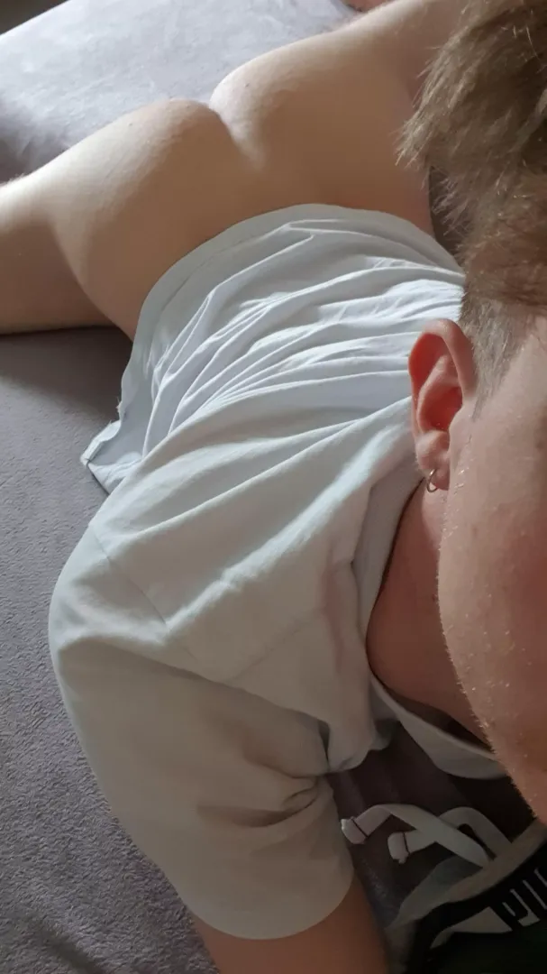 should be studying right now but instead i'm being a slut on reddit 🤷🏼‍♂️