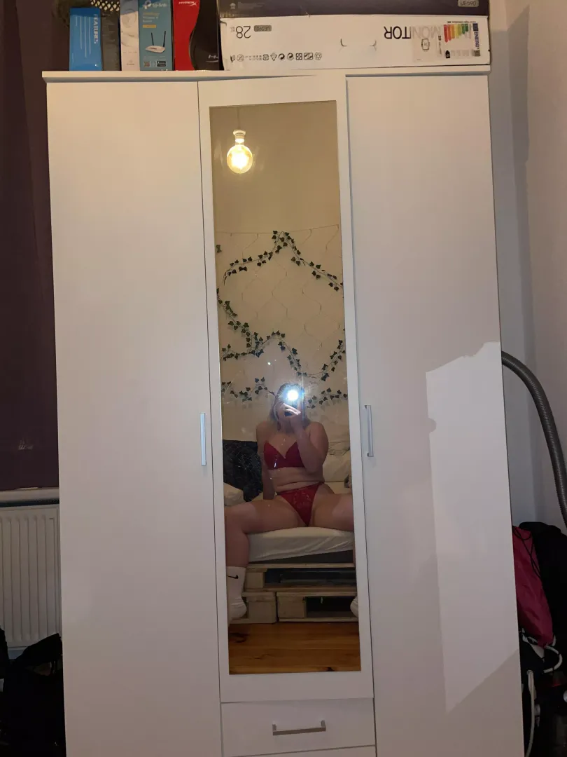 Showing off my body to random men gets me drippin wet 💦