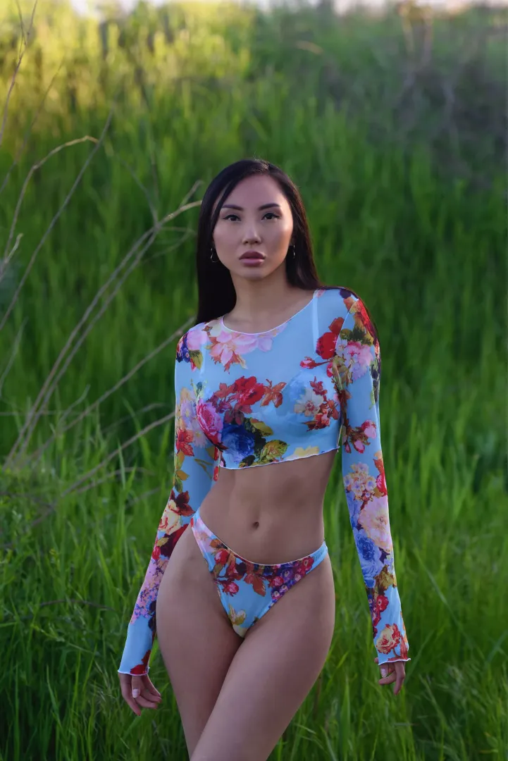 Showing off my floral croptop :3