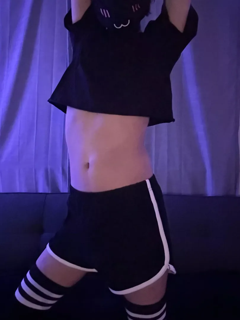 Showing off my tummy 💜