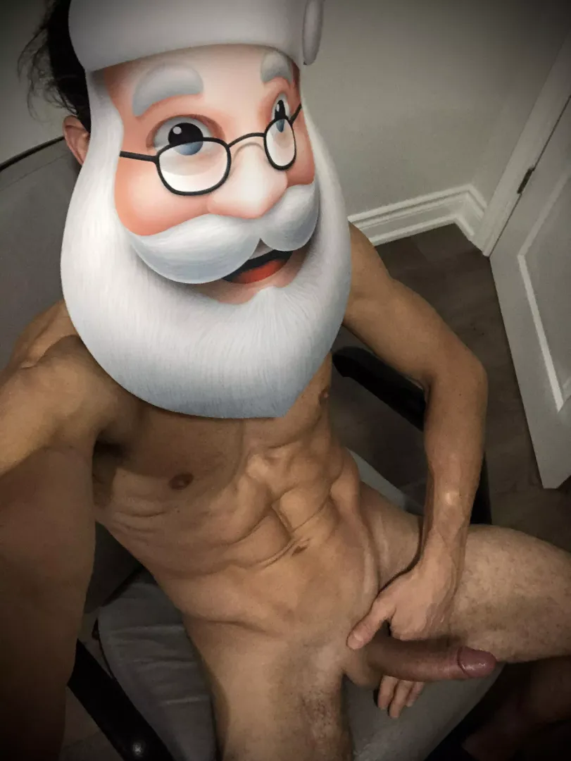 Sit in Santa’s lap and tell him what you want this Christmas! 🎅🏻