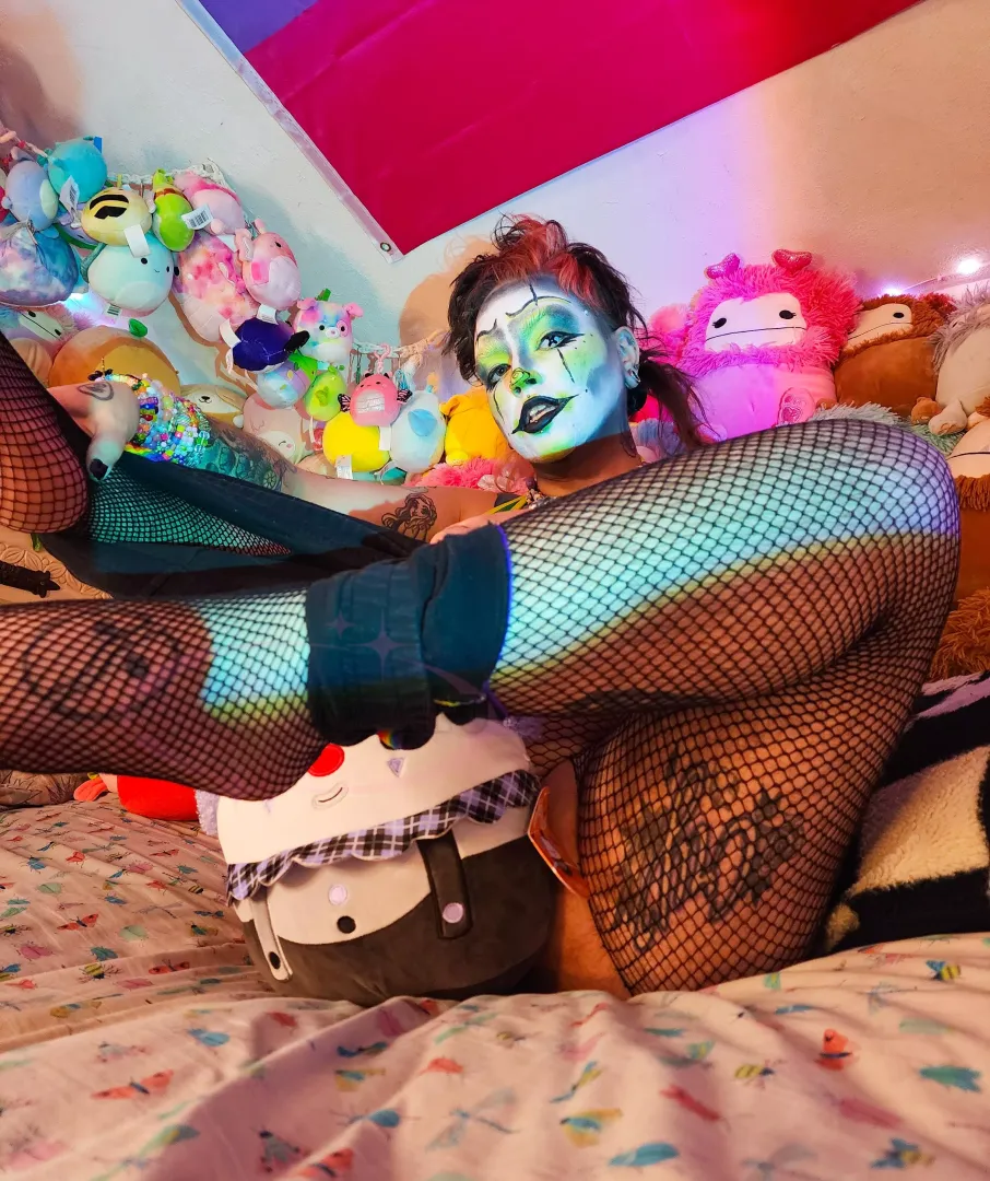 sit right there, it's time to for me to yap about how clowns are a breed as well as a subspecies. all jesters are clowns but not all clowns are jesters, ya dig? then the breakdown can go even further...🤡🎉💦