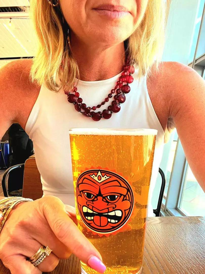 Sitting at airport bar flirting with married guy going to same city as I am... think I'm going to see him at the hotel