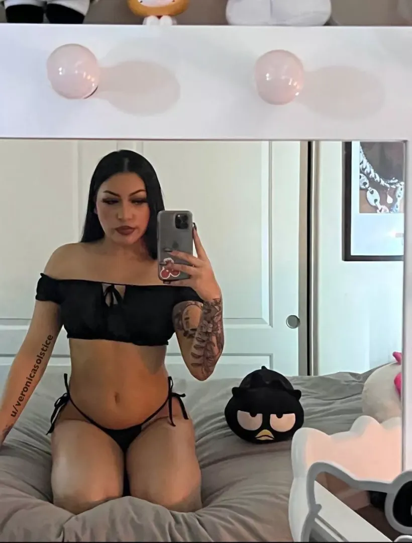 sitting pretty🖤