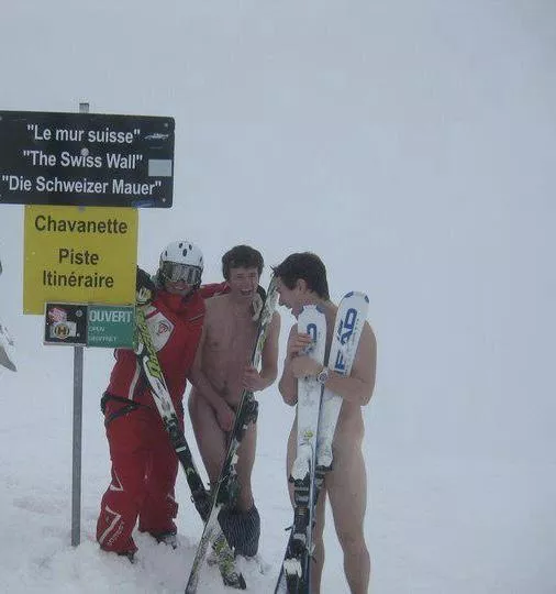 Skiing bros