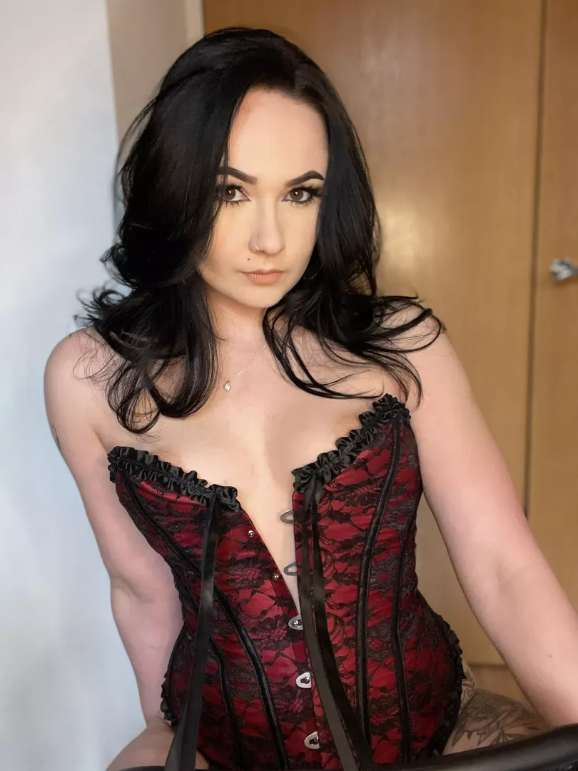 *Slightly* open corsets are a look 🖤