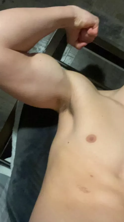 Slim or muscular guys feel free to message me