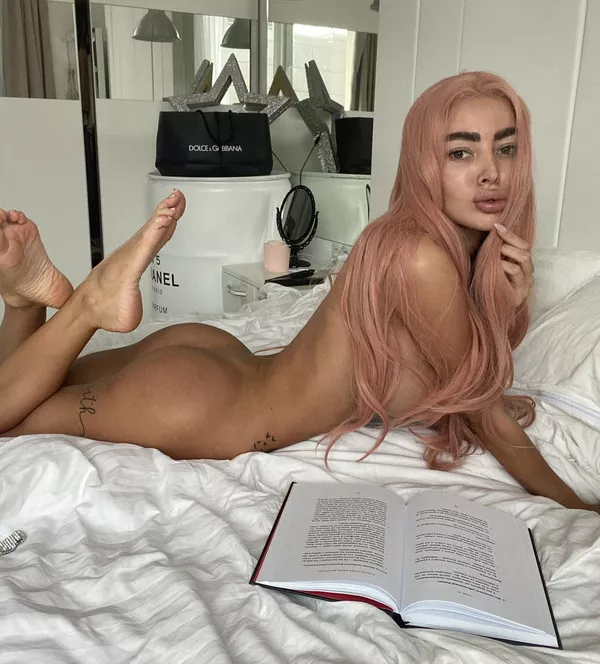 Smart bimbo