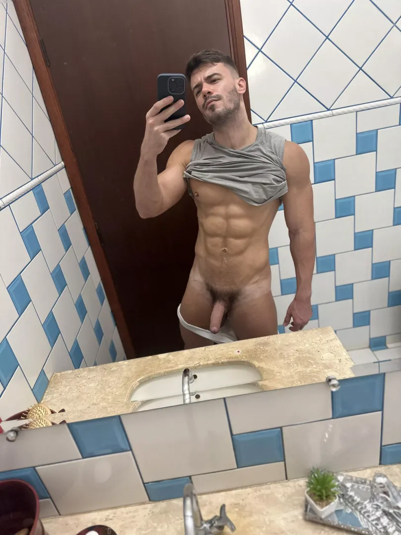 Smelly pubes after workout. Maybe I have to trim a little.