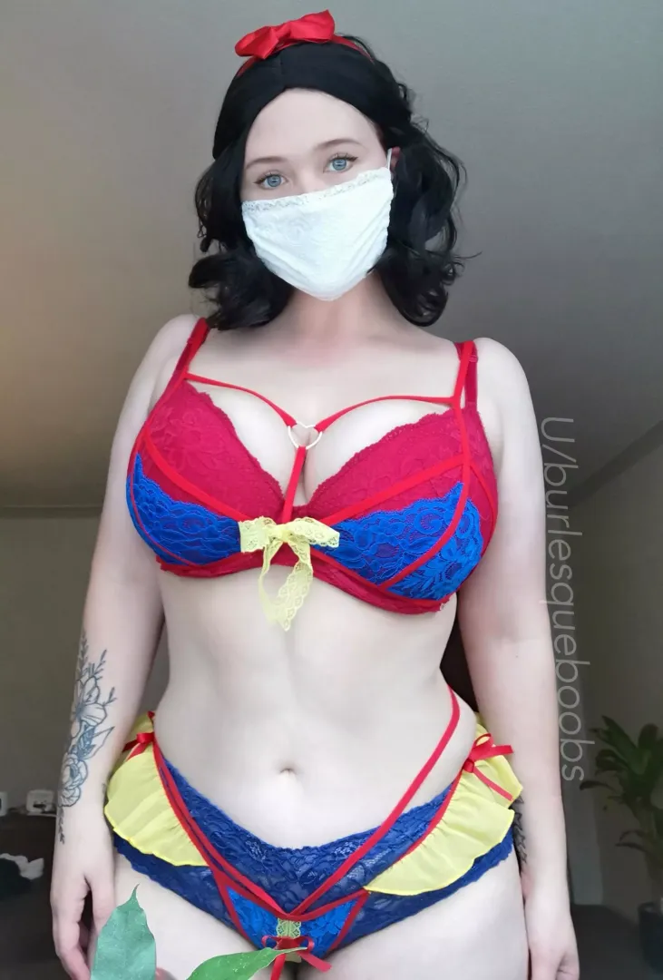 Snow White by Burlesqueboobs