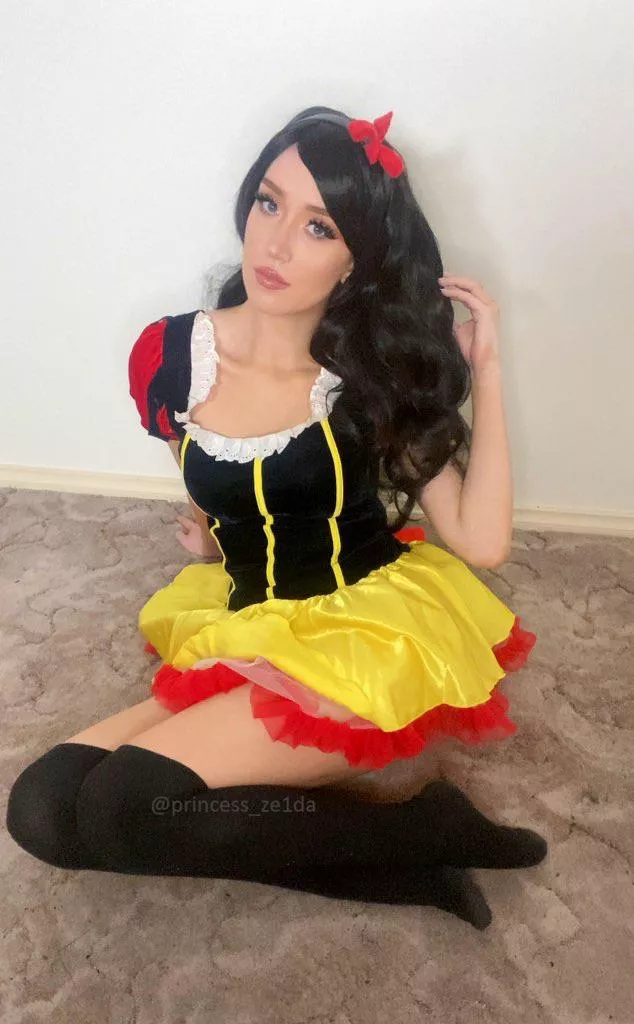 Snow White cosplay by Princess_Ze1da