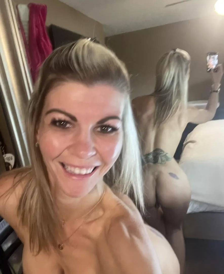 So hard to get your ass and a smile in one selfie!