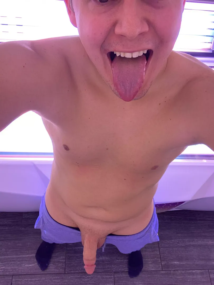 So horny at the gym after midnight… wish I had a play partner to join me!