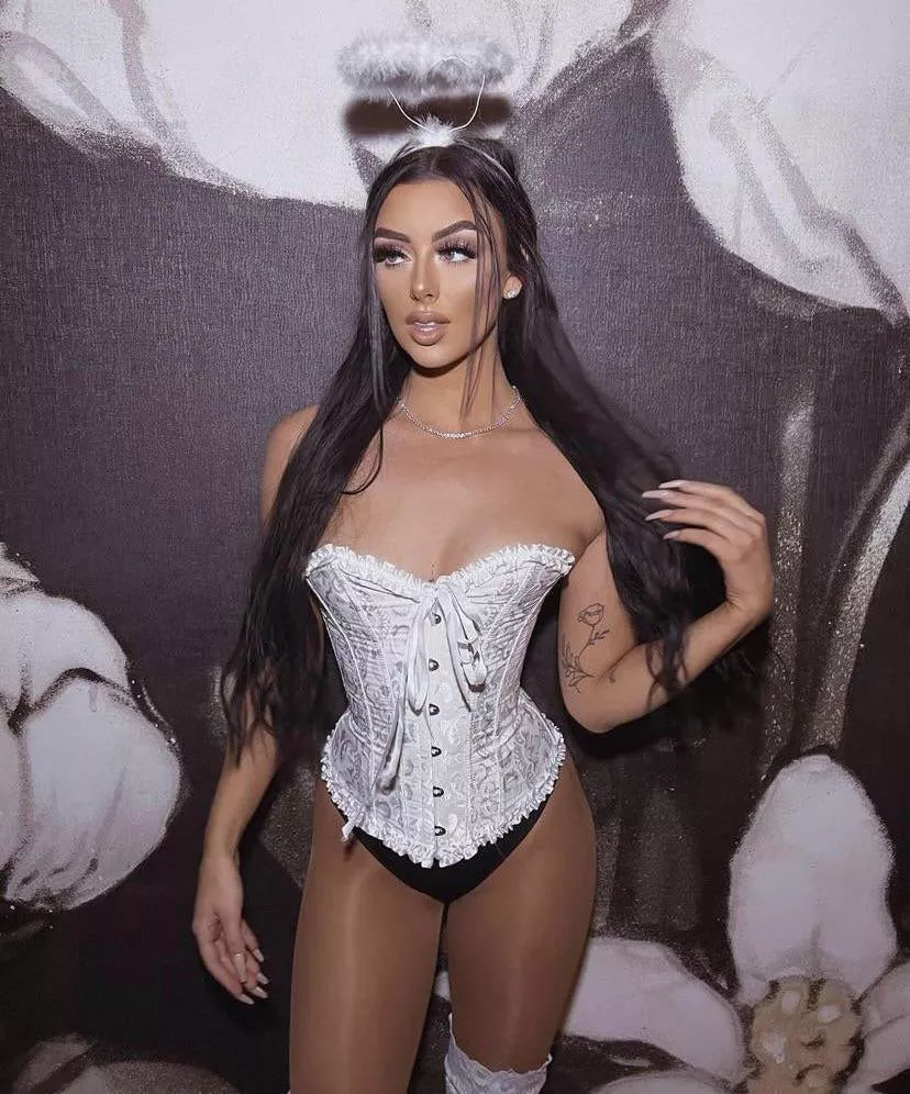so much skin on show 😍