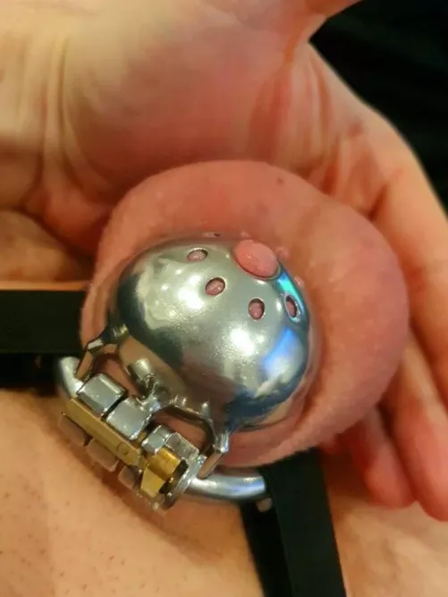 So tight😳 Anyway since mine is locked I need someone to take care of my petite gf🖤