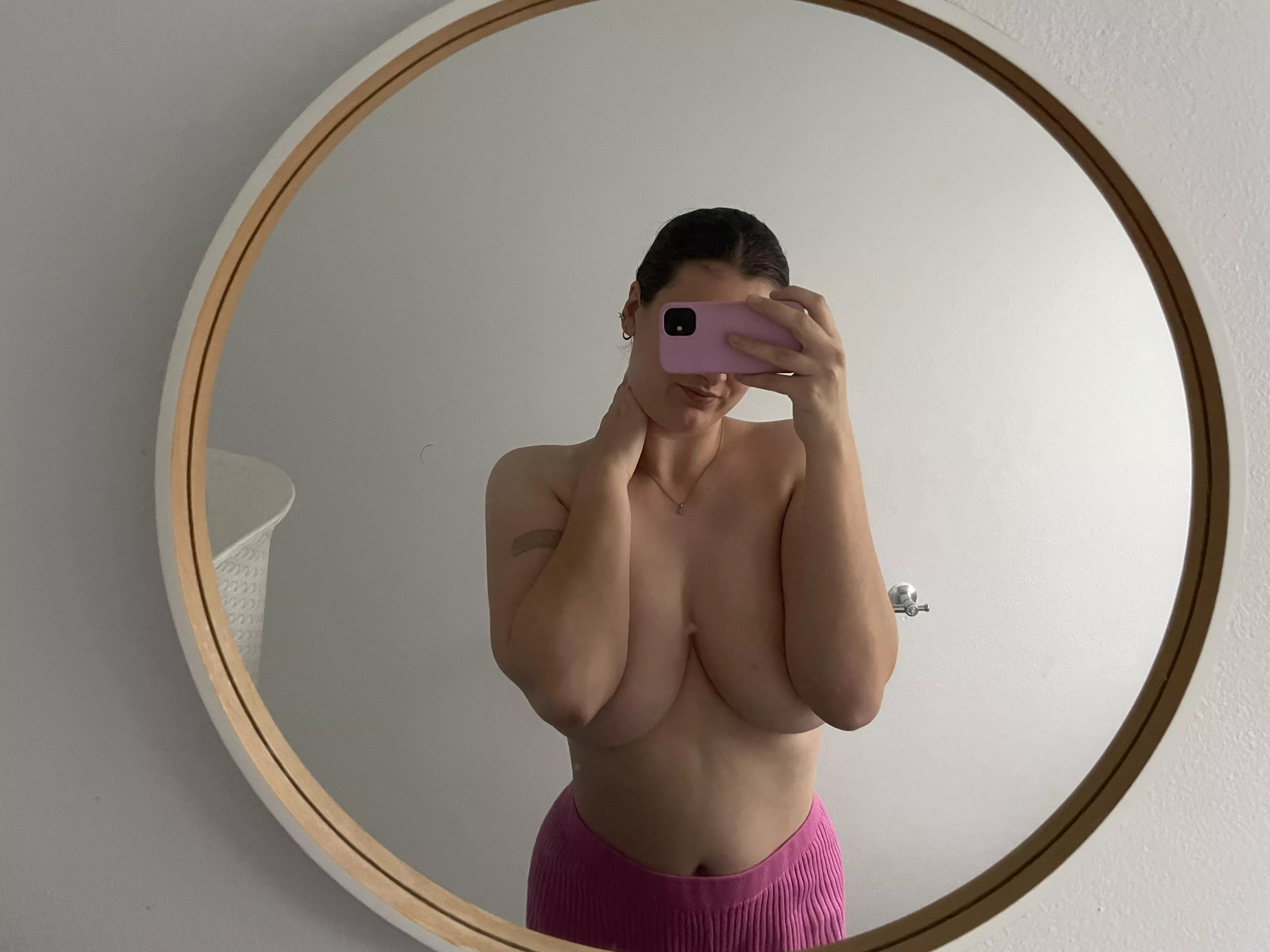 Some arm underboob? 😉