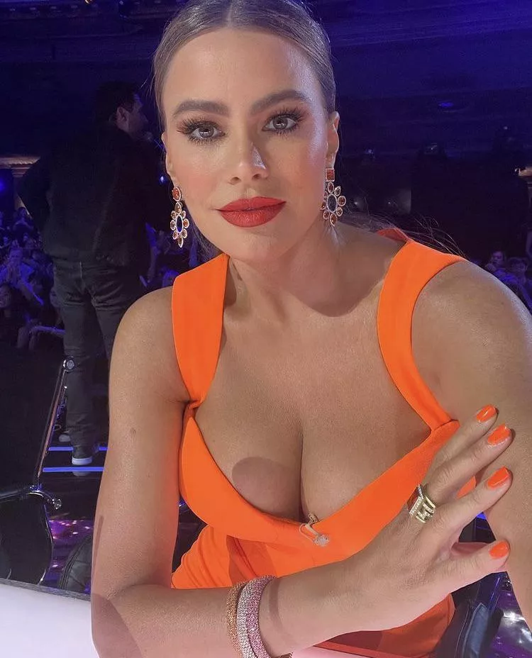 Some new Sofia Vergara cleavage
