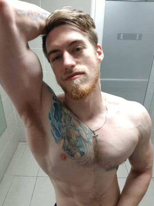 Someone please sniff these dirty pits 🤤