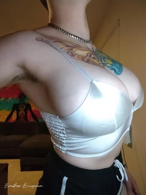 Something about big tits and hairy pits just does it for me 