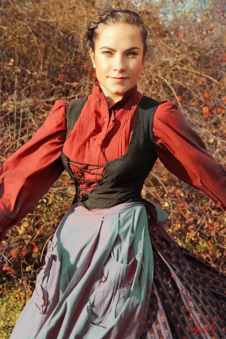 Spanish girl (basque traditional outfit)