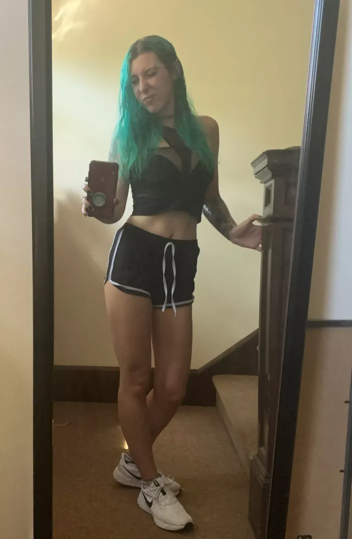 Sporty belly button