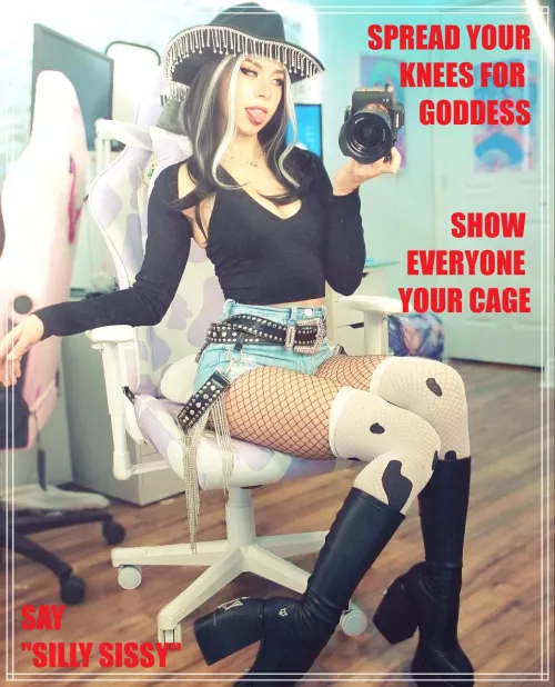 Spread your knees for me now little sissy, Good boy! (credit: dessyy)