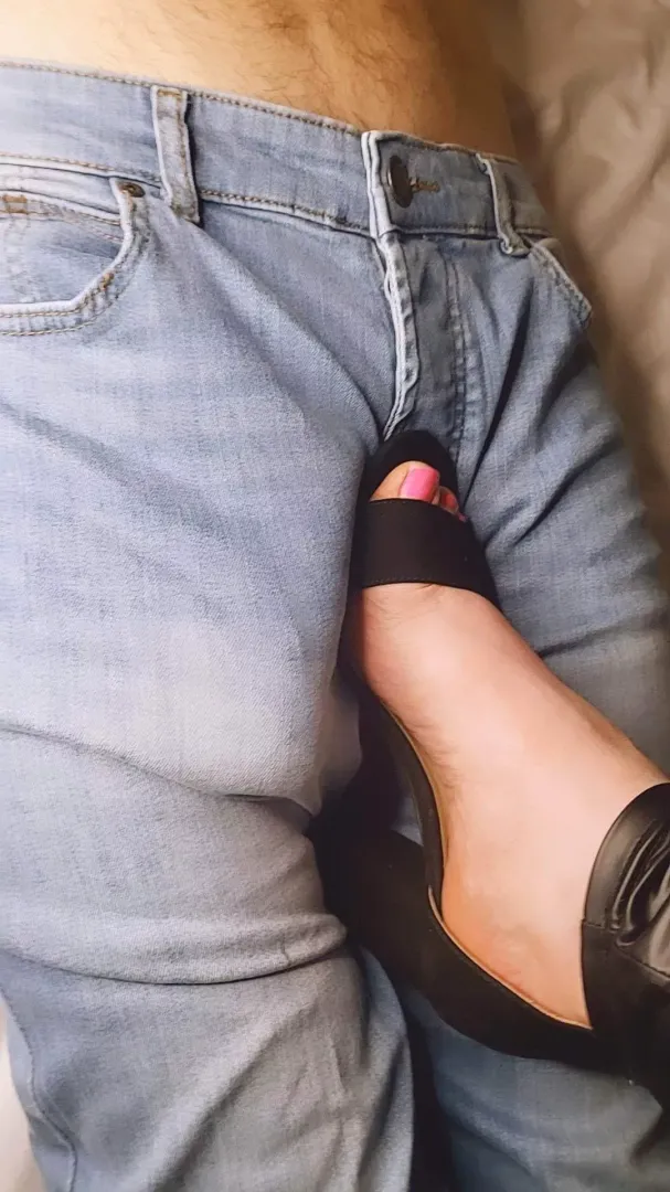 Squashing the masters balls because yes I’m still the Domme in control over here 🥴🥵😈