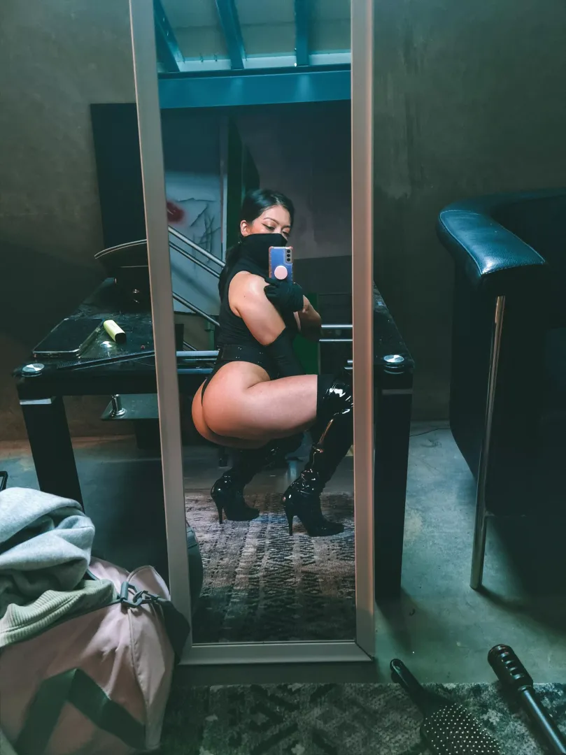 Squat and selfie