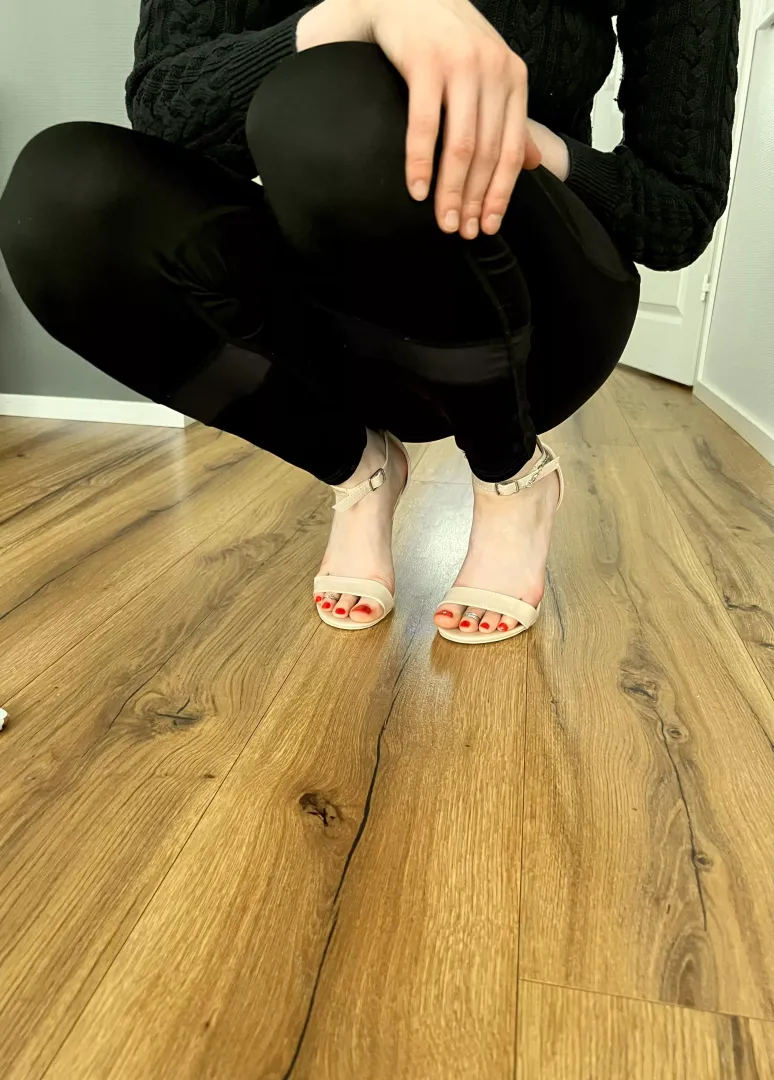 squatting in my high heels 😍