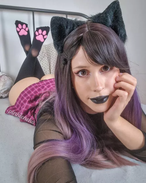 Squish my paws^^