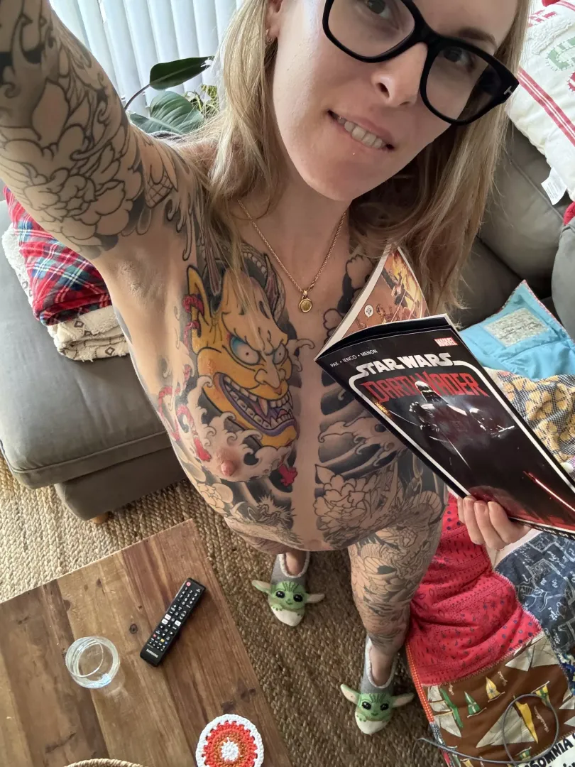 Star Wars comics in my yoda slippers [F]