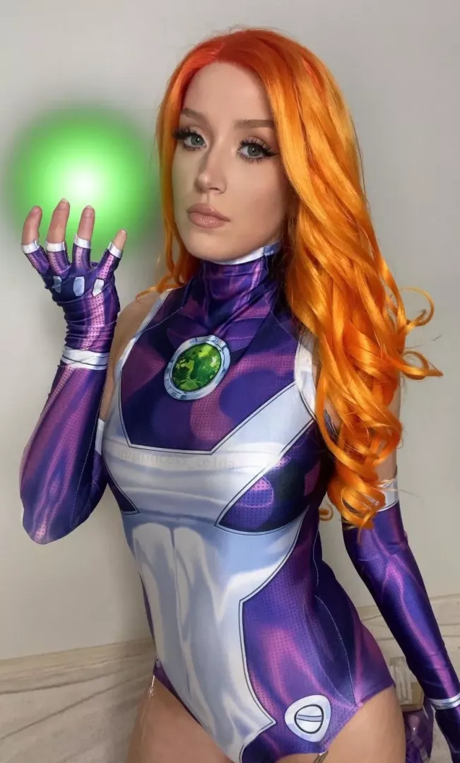 Starfire cosplayed by Princess_Ze1da