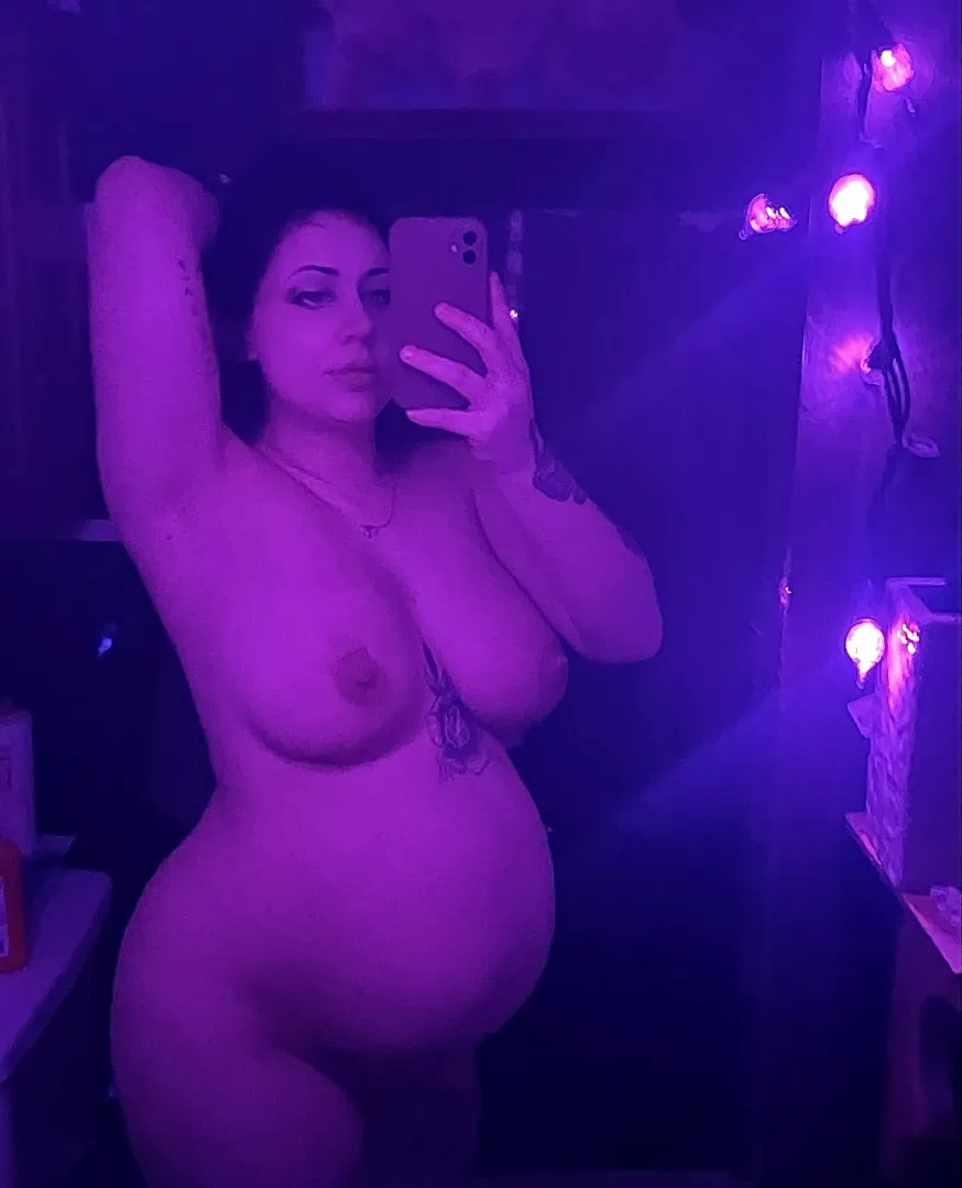 Started custom content on OF at 9 months pregnant ❤️
