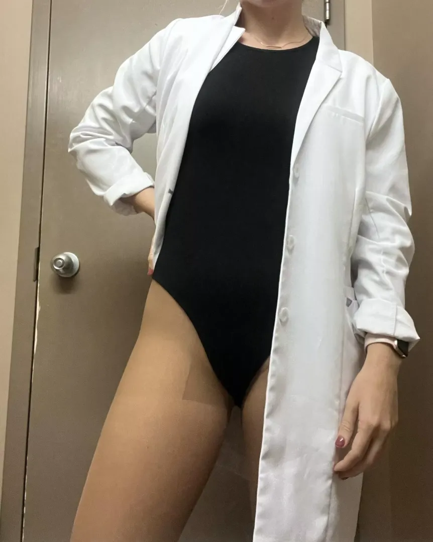 Starting o[f]f the wee at the clinic in my pantyhose 🩺🤫😈