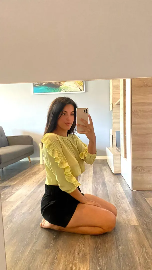 Stealing hearts with a mirror selfie – the ultimate tease in pixels. F19