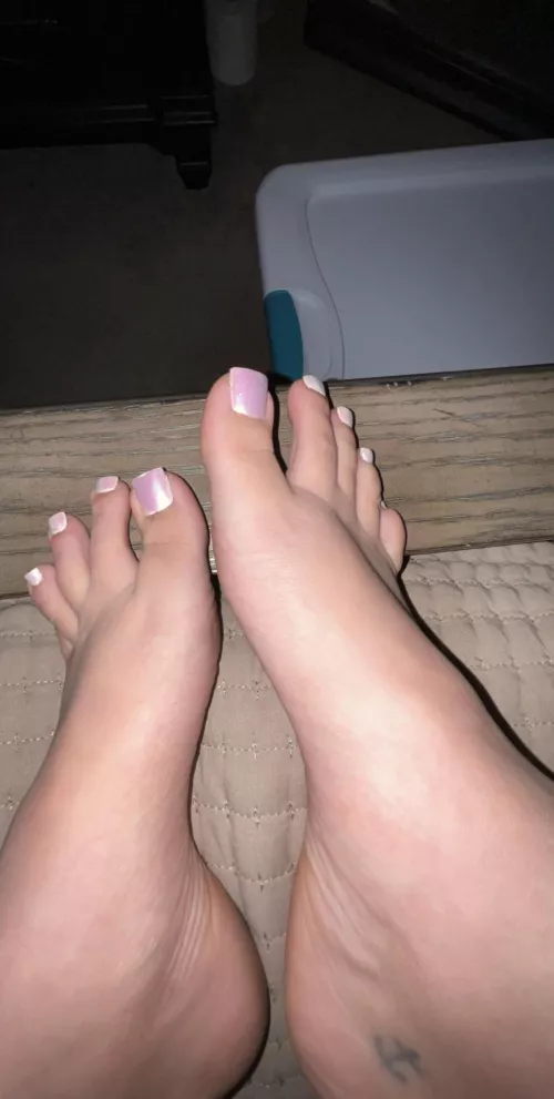 Still got the pink toes, maybe I’ll change to white 😏