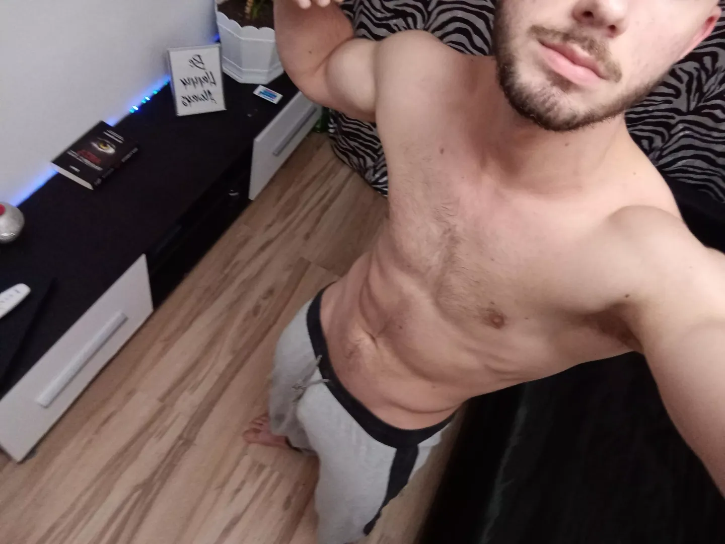 straight friends sending you gym progress pics with dick print on is 😍