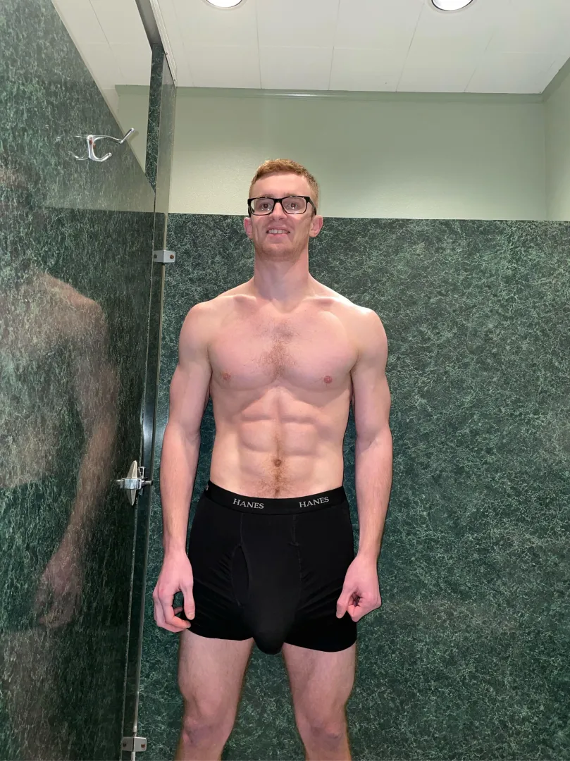 Stretching my underwear pretty good🍆🦵🏼