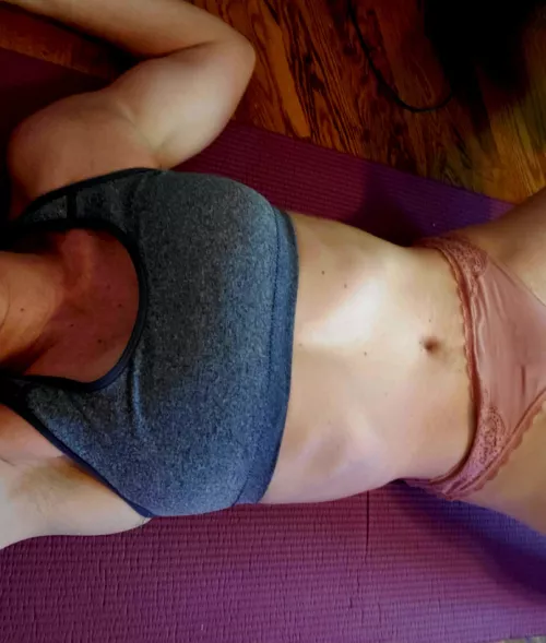 Stretching on the mat after lifting [F]