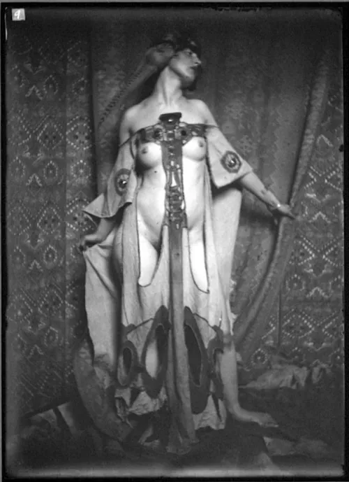 Studio nude 1917
