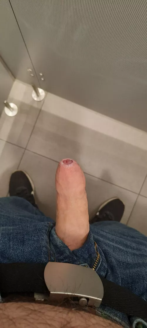 Suck me off in this public stall please💕