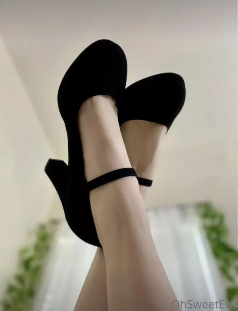 Suede pumps with a little black strap 🖤