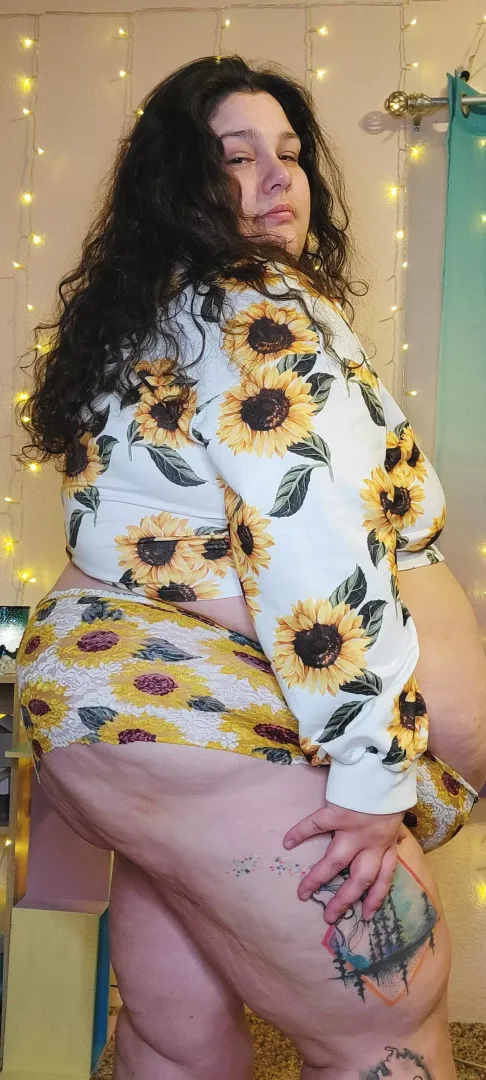 sunflowers make me happy in winter... so would someone's body heat 🥵😏