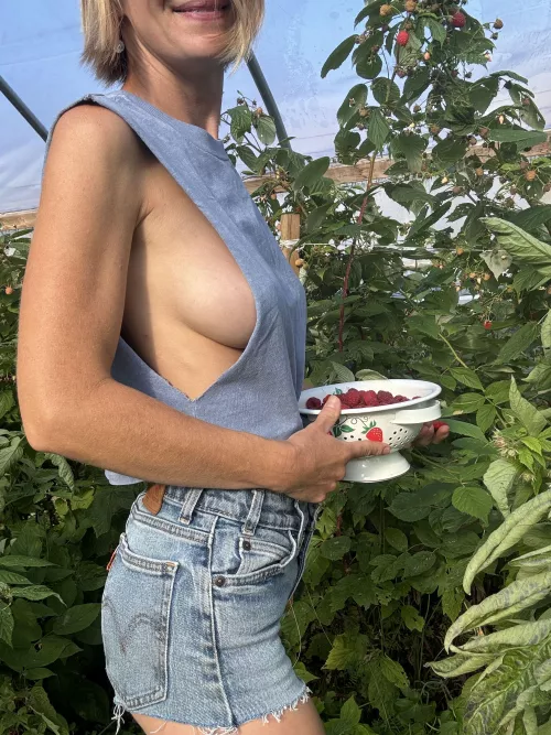 Sunny day sideboob