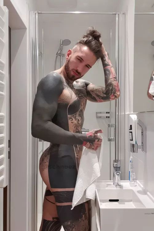 super tiny bathroom 😅😅