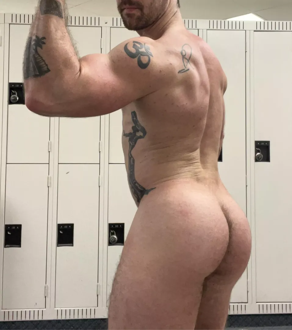 Sweaty ass 😋