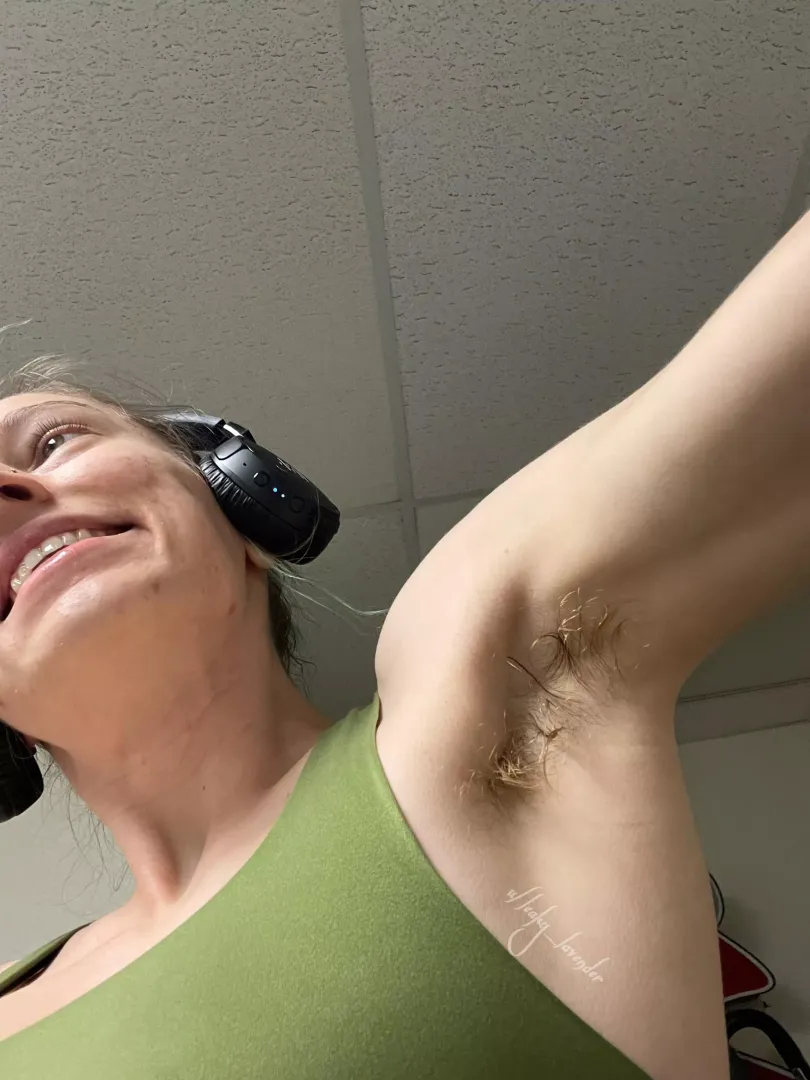 sweaty gym pits !