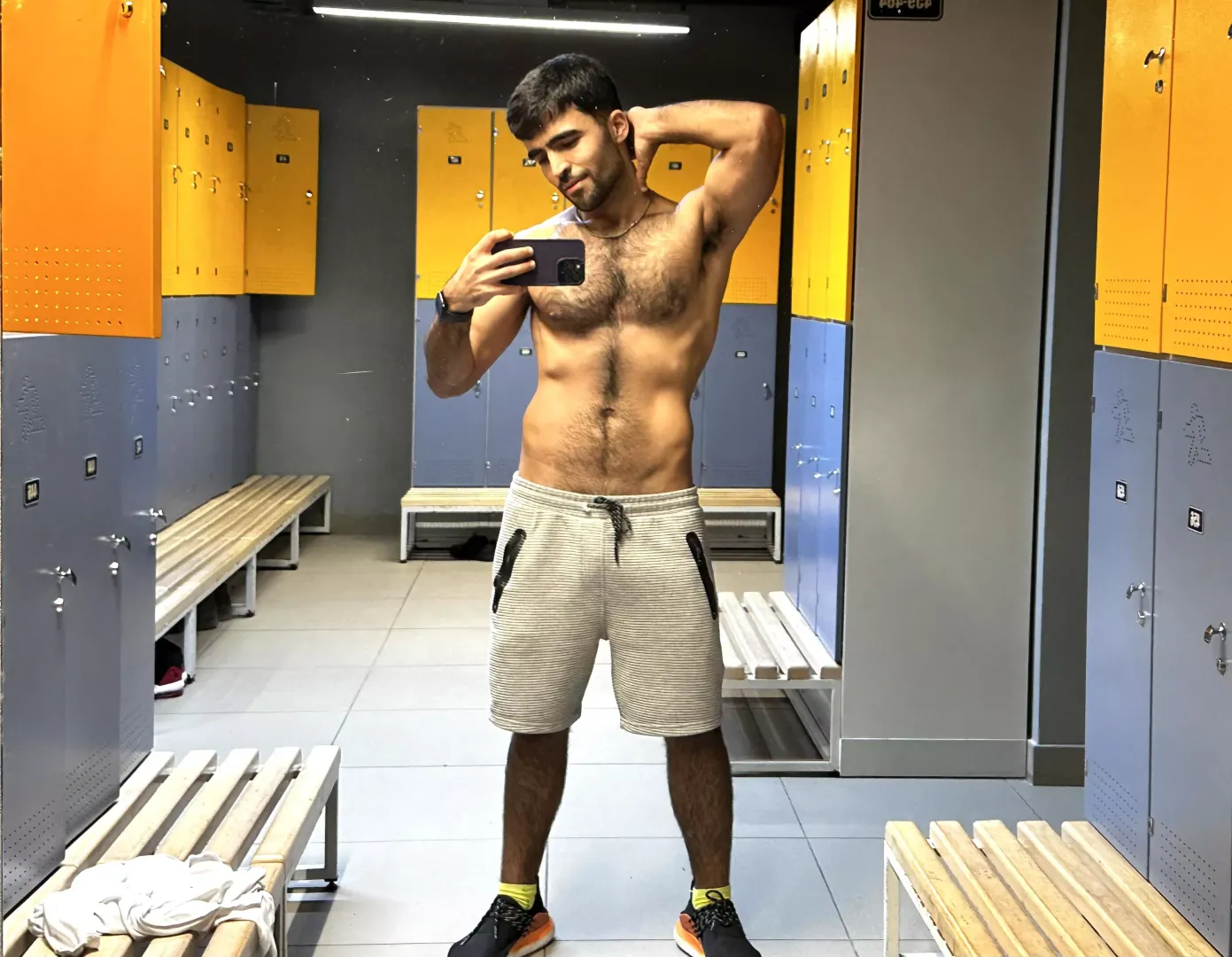 Taking selfies in locker rooms has become a habit🤭
