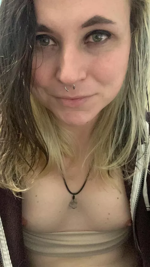 Taking sneaky titty pics in the office🙈😅