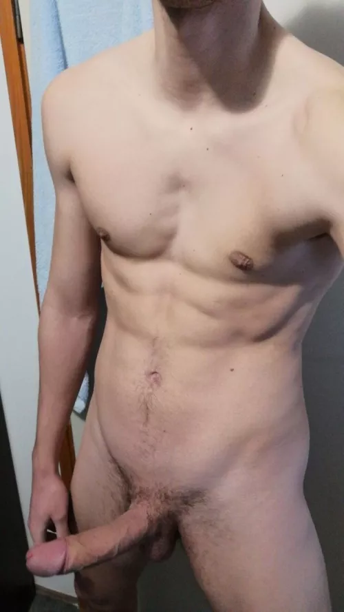 Tall, fit and hung... Interested? 😏